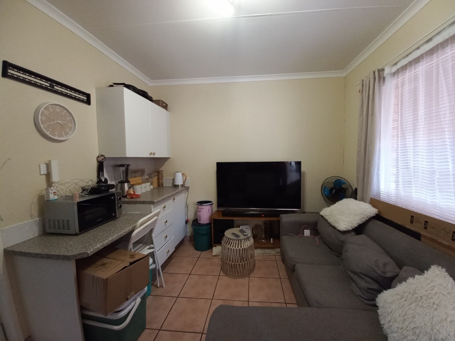 To Let 1 Bedroom Property for Rent in Kannoniers Park North West